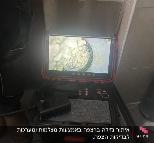 מכשיר בדיקה עם מסך ותמונה של צינור